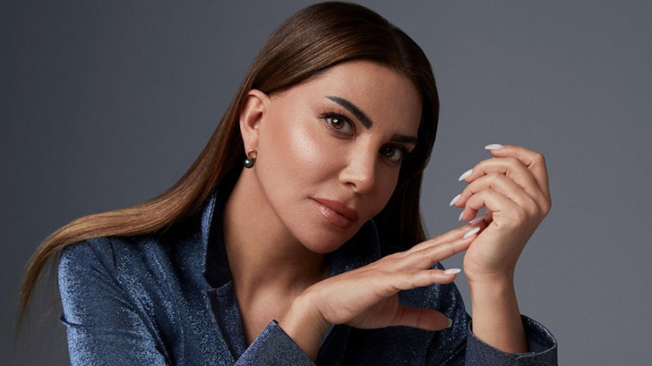 Ebru Yaşar “Yoksun“ şarkısıyla dünya müzik listesine giren tek Türk Şarkıcı oldu