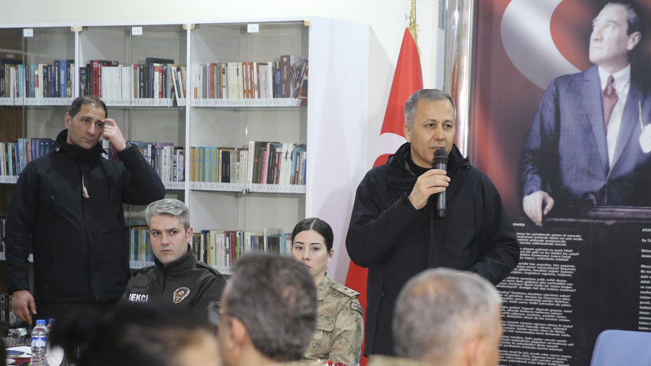 İçişleri Bakanı Yerlikaya, Hakkari’de güvenlik güçleriyle bir araya geldi