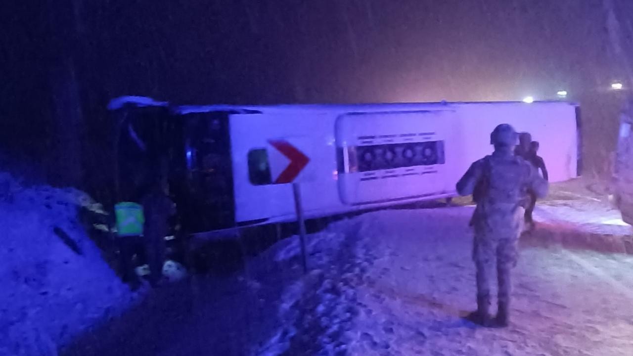 Yolcu otobüsü kontrolden çıkarak devrildi: 18 yaralı