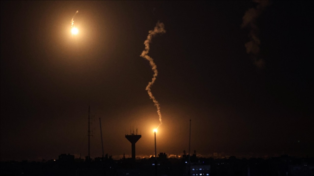 İsrail’in Gazze’ye gece boyunca düzenlediği saldırılarda en az 80 Filistinli öldürüldü