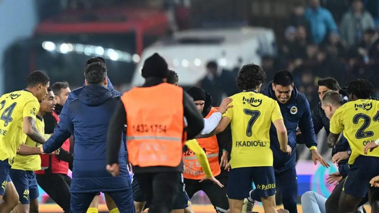 Trabzonspor Yardımcı Antrenörü Korkmaz: İnsani olarak yerdeki bir kişiye uygulanan şiddete reaksiyon gösterdim