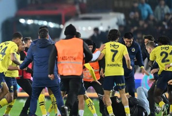 Trabzonspor Yardımcı Antrenörü Korkmaz: İnsani olarak yerdeki bir kişiye uygulanan şiddete reaksiyon gösterdim