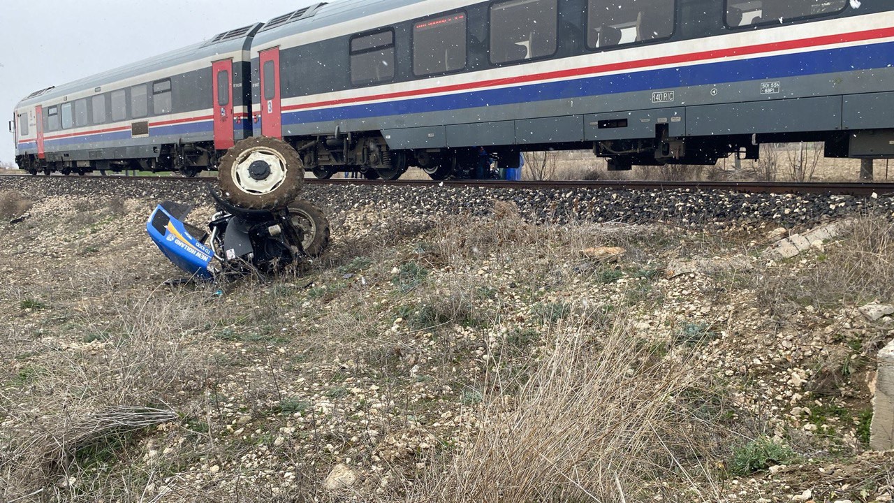 Isparta-İzmir seferini yapan yolcu treni  traktöre çarptı