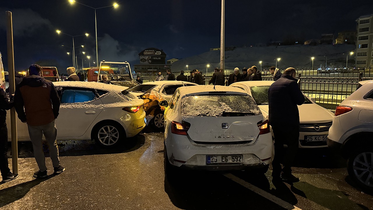 Kar yağışı sonrası 48 aracın karıştığı 17 ayrı kazada 12 kişi yaralandı