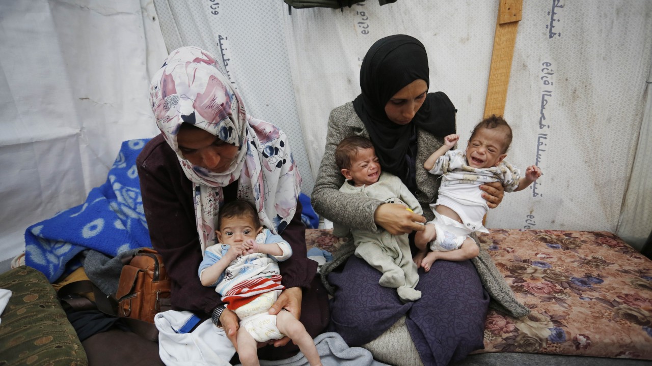 Gazze'de açlık dayanılmaz halde: Filistinli üçüz bebekler, ölüm tehlikesi altında 