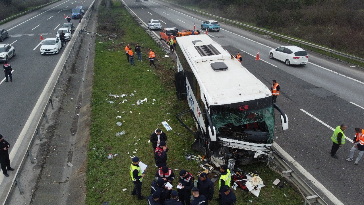Refüje çarpan yolcu otobüsündeki 17 kişi yaralandı