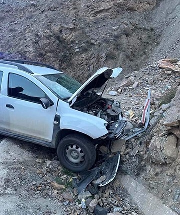 Feci kaza! Yamaca çarpan otomobildeki 2 gazeteciden 1'i öldü, 1'i ağır yaralandı
