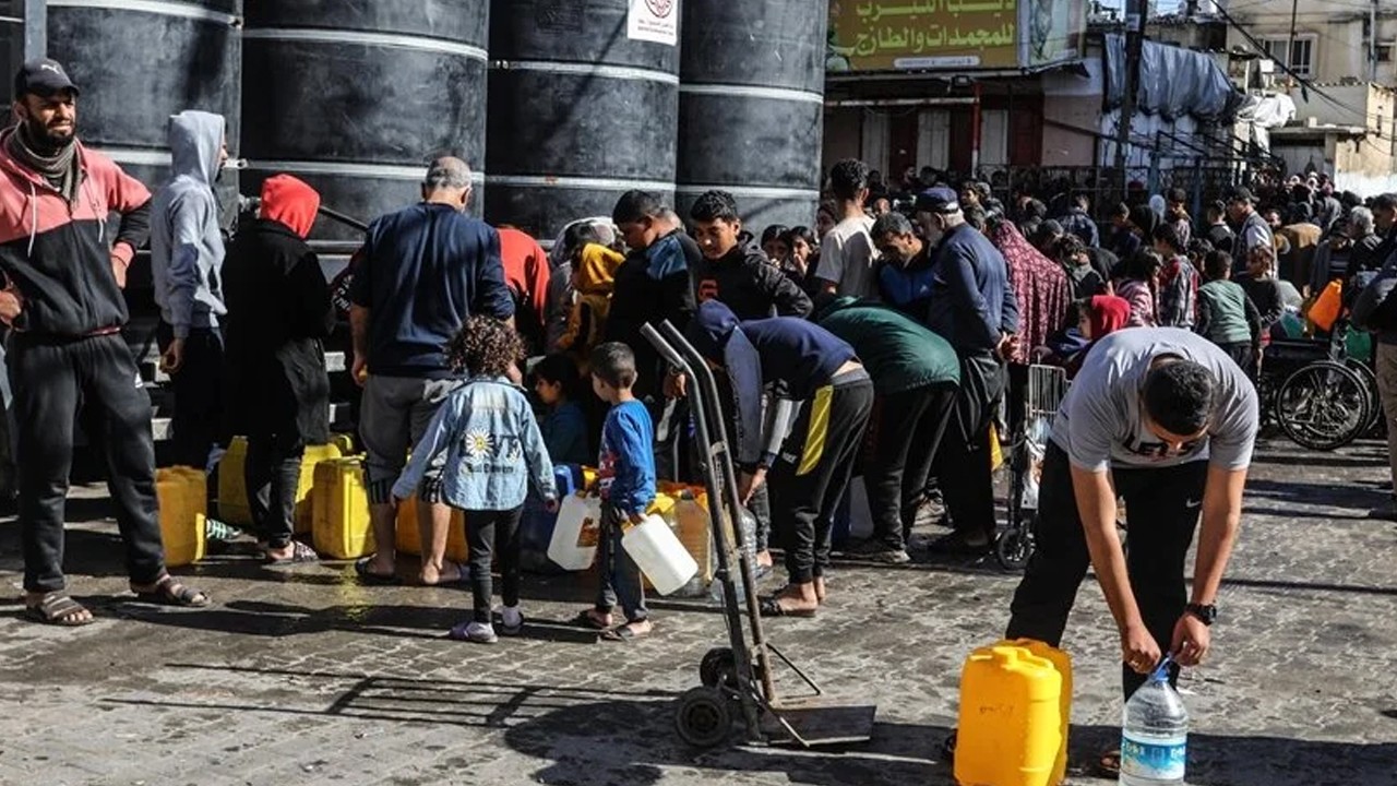 İsrail saldırıları altındaki Gazzeliler, bir yudum su içebilmek için uzun saatler kuyrukta bekliyor