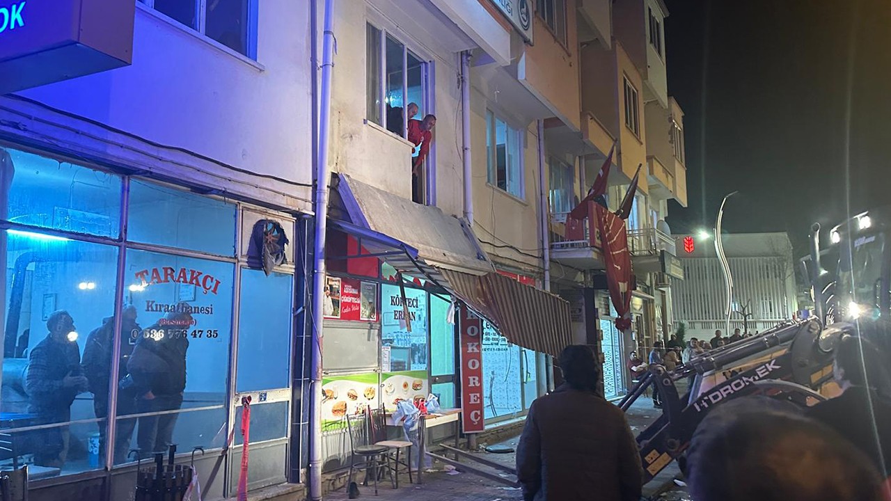 CHP binasında seçim sonuçlarının kutlanması sırasında balkon çöktü: 1 ölü, 17 yaralı