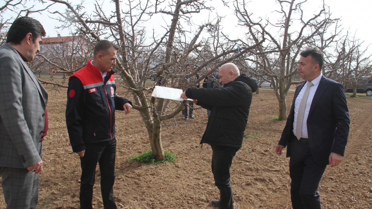 Konya İl Tarım ve Orman Müdürü Seçen Beyşehir’e elma bahçesini gezdi
