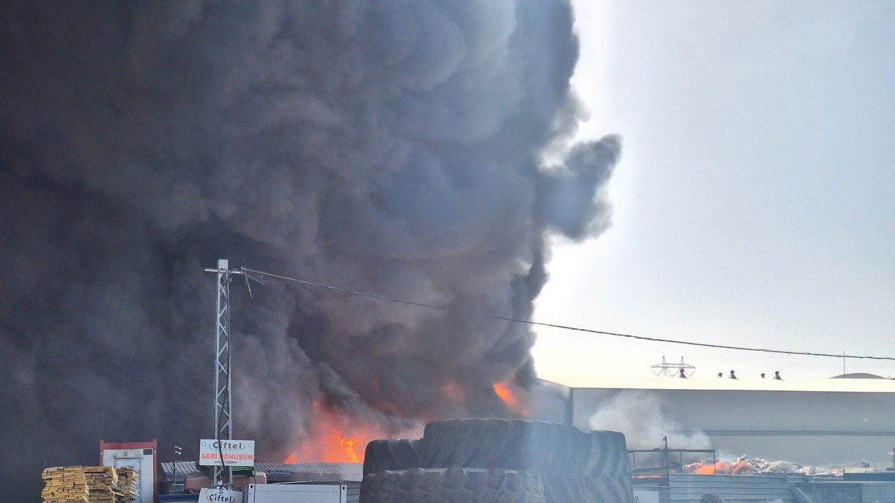 Ankara'da Hurdacılar Sitesi'nde yangın: Gökyüzü dumanlarla kaplandı!