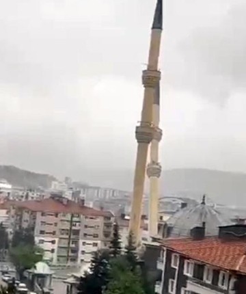 Fırtına minareyi devirdi 