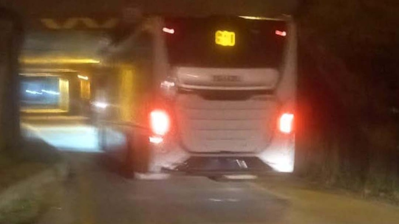 Alt geçitte sıkışan yolcu otobüsü, lastikleri indirilerek kurtarıldı