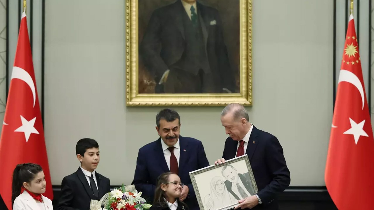 Erdoğan’a resim hediye eden Buğlem: Onu mutlu etmek istedim...
