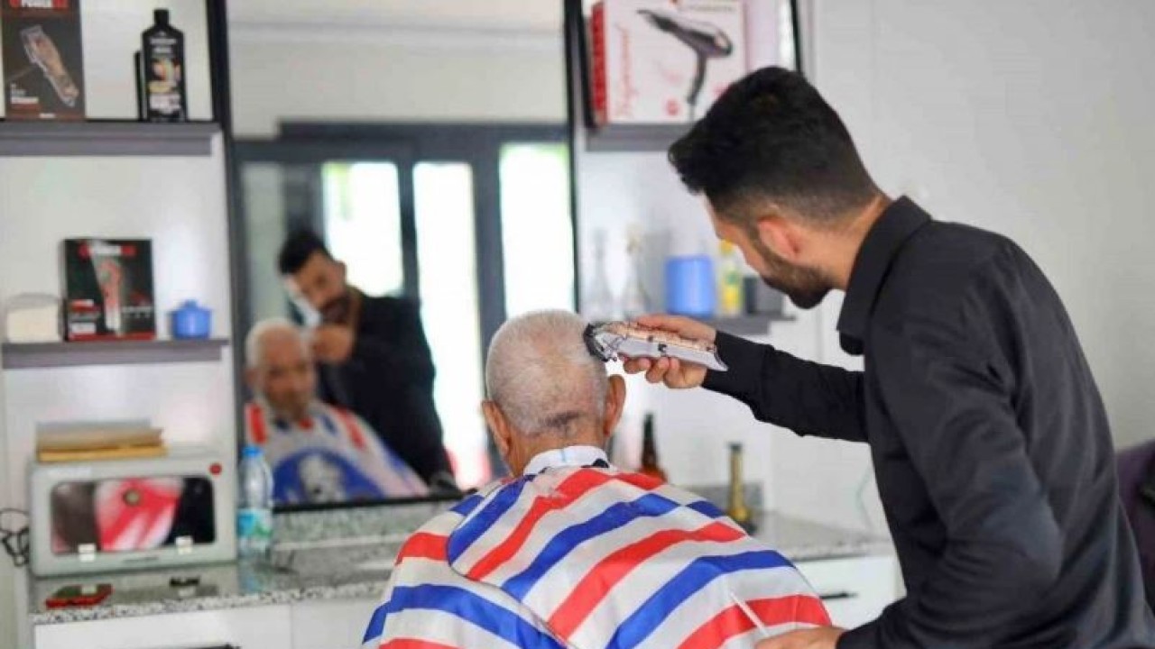 Aksaray’da emekliler ücretsiz tıraş oluyor!