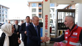 Cumhurbaşkanı Erdoğan akaryakıt istasyonu çalışanlarını ziyaret etti