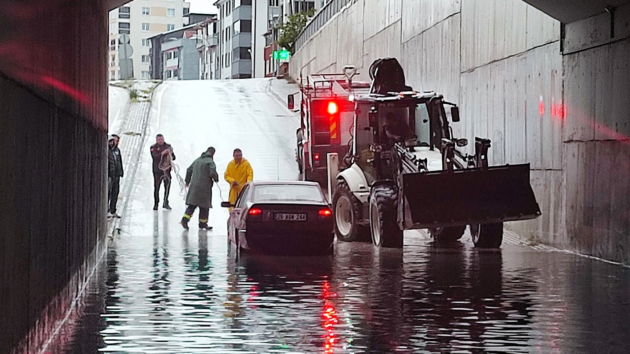 Şiddetli yağış nedeniyle alt geçidi su bastı: Sürücü mahsur kaldı