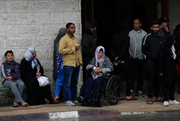 İsrail saldırıları nedeniyle göç eden Gazzeliler soğuk havayla mücadele ediyor