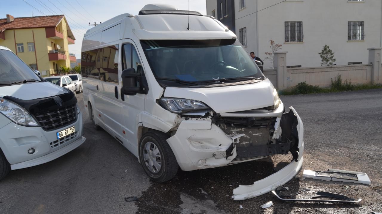 Aksaray’da işçi servisi otomobille çarpıştı: 7 yaralı