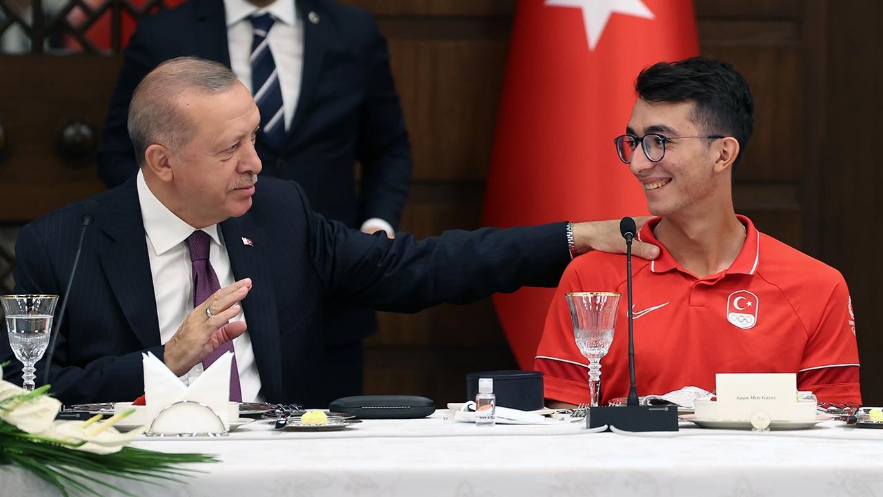 Cumhurbaşkanı Erdoğan Mete Gazoz'u arayarak tebrik etti
