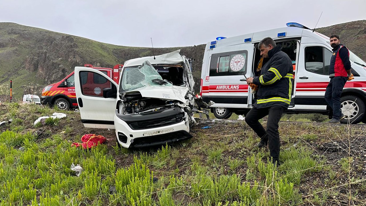 Hafif ticari araç ile minibüs çarpıştığı feci kazada 2 ölü, 5 yaralı