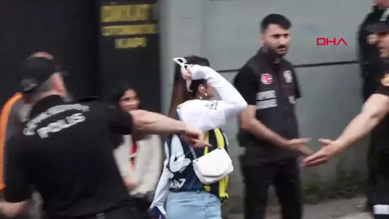 Fenerbahçe formalı kadın taraftara  Galatasaraylı taraftardan tepki
