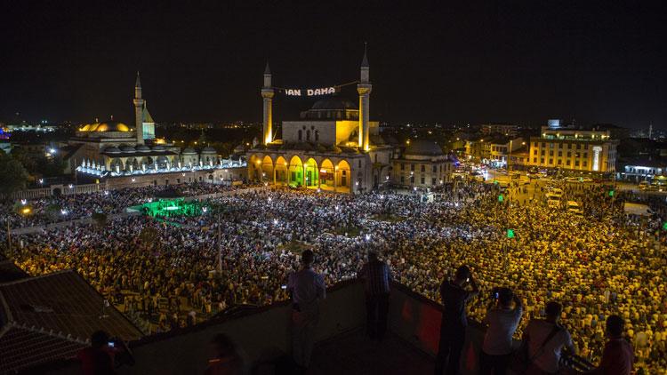 Mevlana Meydanı'nda mahşeri kalabalık, Konhaber Türkiye'nin İnternet  Gazetesi - Konya Haberleri,Son Dakika Haberler