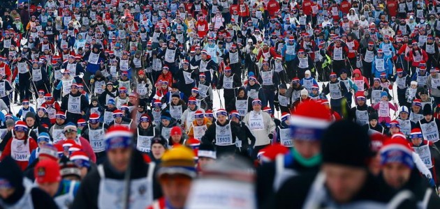 Rusya’da yüz binlerce kişi birlikte kayak yaptı