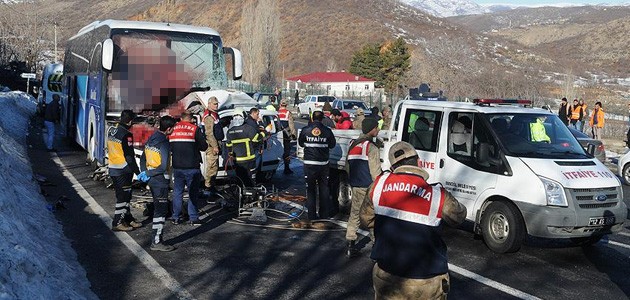 Yolcu otobüsü hafif ticari araçla çarpıştı: 4 ölü, 7 yaralı