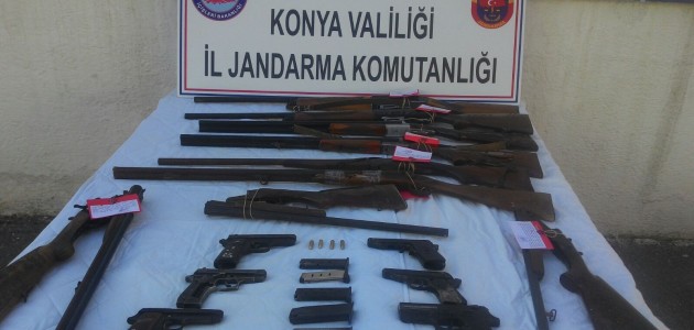 Jandarma ev aramasında 9 tüfek, 6 tabanca buldu