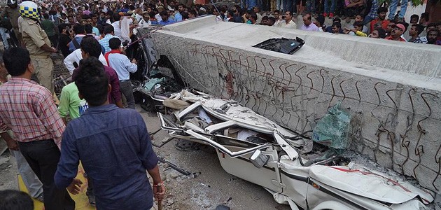 Hindistan’da üst geçit çöktü: 18 ölü