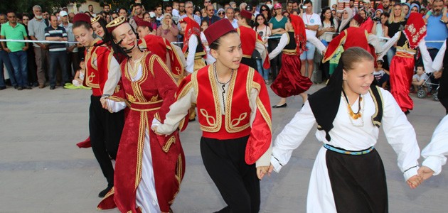 Halk dansları topluluklarının gösterileri beğeni topladı