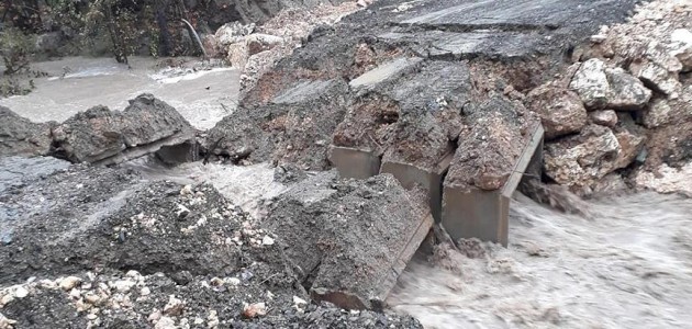 Mersin’de şiddetli yağış nedeniyle menfez köprü çöktü