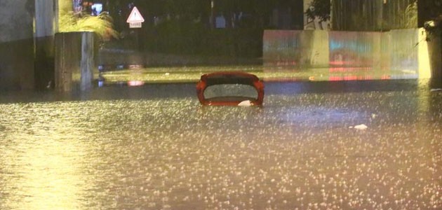 İzmir’de araçlar yine su altında kaldı