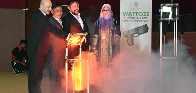 Milli elektroşok silahı Wattozz Malezya’da tanıtıldı