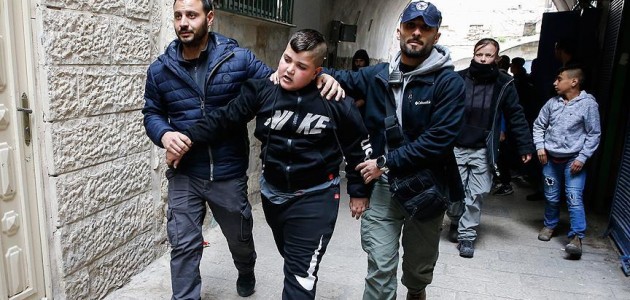 İsrail polisi Kudüs’te Filistinli aileyi zorla evinden çıkardı