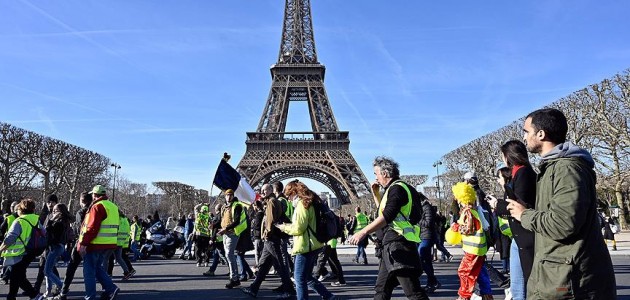 Fransa’da sarı yelekliler gösterilerin 3’üncü ayında sokaklarda