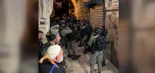 İsrail polisi Mescid-i Aksa’da nöbet tutan cemaate saldırdı