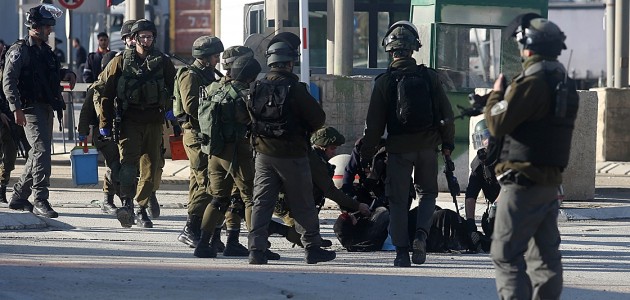 İsrail askerleri 3 Filistinliyi gözaltına aldı