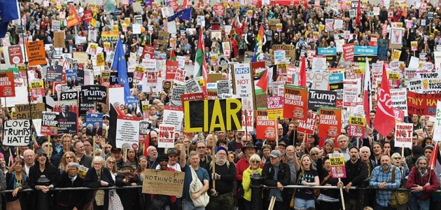 Londra’da on binler Trump’a karşı yürüdü