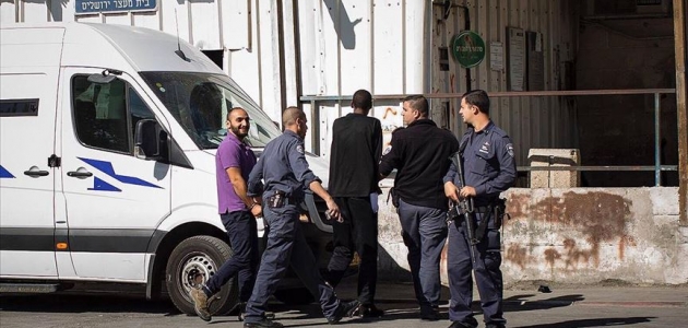 İsrail AA muhabirini yeniden sınır dışı merkezine götürüyor