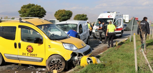 Erzincan’da Trafik Kazası: 2’i Polis 3 Yaralı