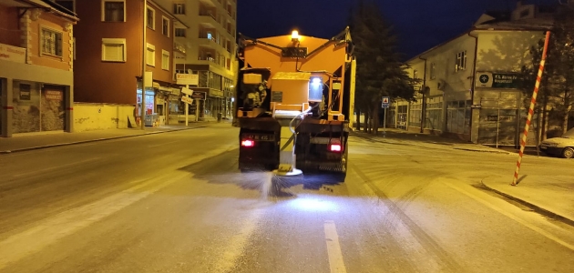 Çumra’da yol tuzlama çalışmaları aralıksız devam ediyor