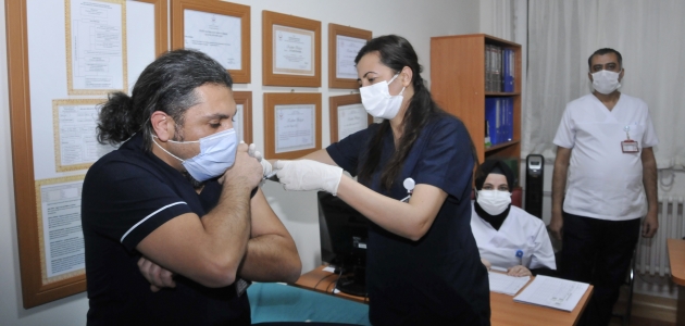 Selçuk Tıp’ta sağlık çalışanlarına ‘CoronaVac’ aşısı uygulanıyor