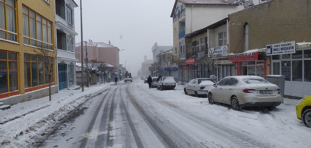 Konya’nın Yunak ilçesinde kar yağışı etkili oluyor