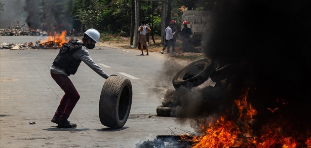 Myanmar’da protestocular polis karakoluna saldırdı: 7 ölü