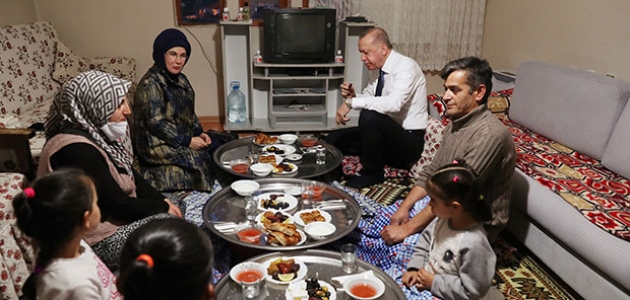 Cumhurbaşkanı Erdoğan, bir vatandaşın evinde iftar yaptı