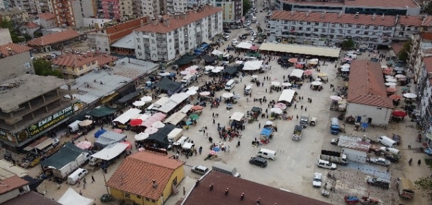 Beyşehir'de tam kapanma günü satıcılar tezgah açtı 