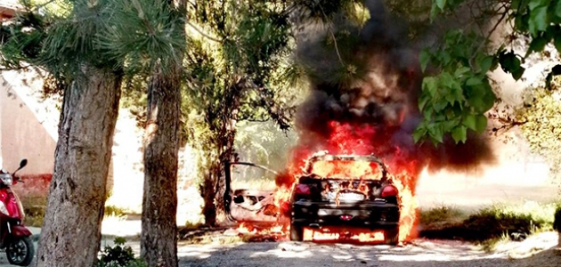 ​Konya'da park halindeki otomobil yandı  