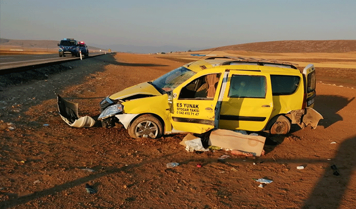 Konya’da ticari taksi şarampole devrildi: Sürücü hayatını kaybetti, aynı aileden 5 kişi yaralandı